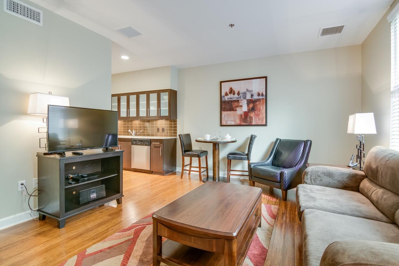 Bluebird Suites Near Autozone Park Memphis Room photo